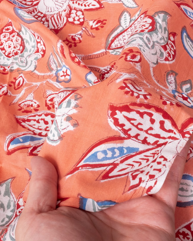 【5個セット】〔1m単位切り売り〕ジャイプル　職人手作り木版染め　色彩美しいボタニカルデザイン〔幅約109cm〕〔サーモンオレンジ系　更紗柄〕　おしゃれ　生地　テーブルクロス　手芸素材などへ 8 - このような生地感になります。ウッドブロックにしか出せない風合いです。