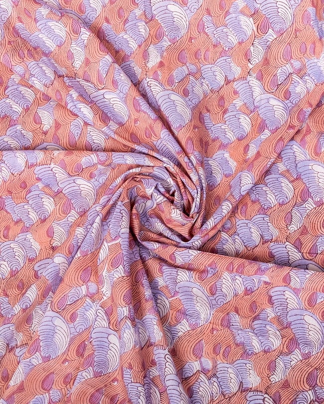 【5個セット】〔1m単位切り売り〕ジャイプル　職人手作り木版染め　色彩美しいボタニカルデザイン〔幅約110cm〕〔サーモン×紫系　波模様〕　おしゃれ　生地　テーブルクロス　手芸素材などへ 5 - インドならではの布ですね。