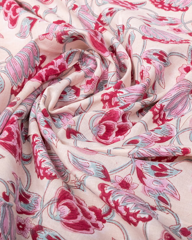 【5個セット】〔1m単位切り売り〕ジャイプル　職人手作り木版染め　色彩美しいボタニカルデザイン〔幅約108cm〕〔薄黄クリーム×ピンク×赤系　更紗柄〕　おしゃれ　生地　テーブルクロス　手芸素材などへ 6 - 生地の拡大写真です