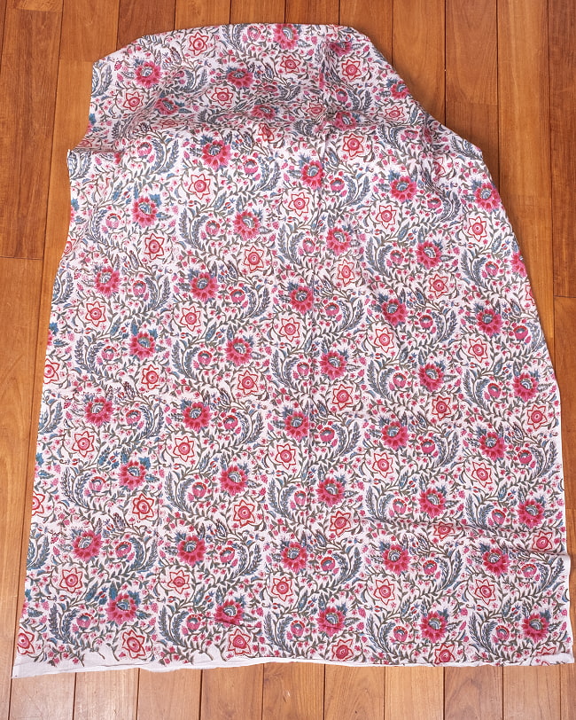 【5個セット】〔1m単位切り売り〕ジャイプル　職人手作り木版染め　色彩美しいボタニカルデザイン〔幅約110cm〕〔グリーン×ピンク系　更紗柄〕　おしゃれ　生地　テーブルクロス　手芸素材などへ 3 - 生地を広げてみたところです。横幅もしっかりあります。注文個数に応じた長さにカットしてお送りいたします。