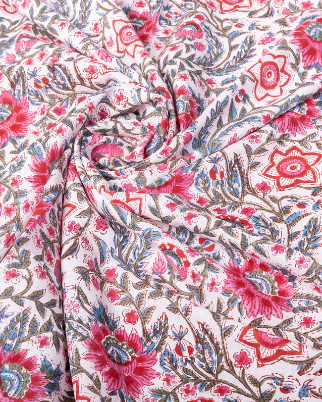 【5個セット】〔1m単位切り売り〕ジャイプル　職人手作り木版染め　色彩美しいボタニカルデザイン〔幅約110cm〕〔グリーン×ピンク系　更紗柄〕　おしゃれ　生地　テーブルクロス　手芸素材などへ 6 - 生地の拡大写真です