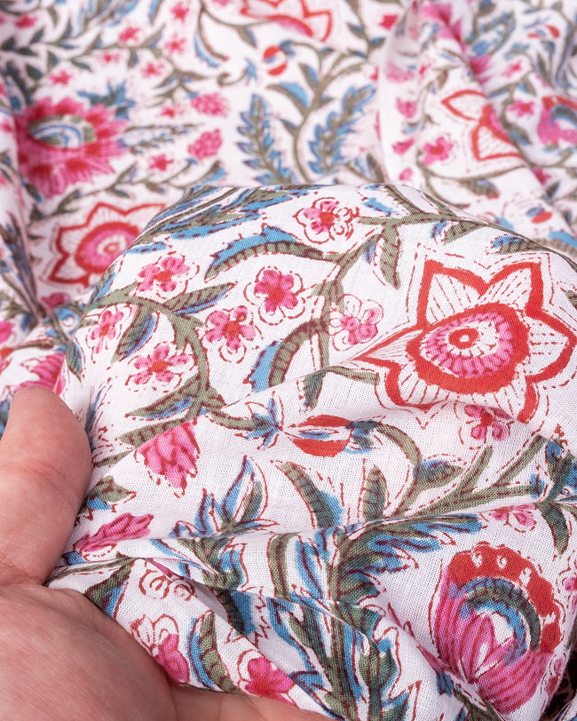 【5個セット】〔1m単位切り売り〕ジャイプル　職人手作り木版染め　色彩美しいボタニカルデザイン〔幅約110cm〕〔グリーン×ピンク系　更紗柄〕　おしゃれ　生地　テーブルクロス　手芸素材などへ 8 - このような生地感になります。ウッドブロックにしか出せない風合いです。