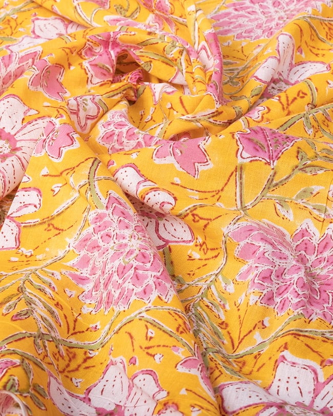 【5個セット】〔1m単位切り売り〕ジャイプル　職人手作り木版染め　色彩美しいボタニカルデザイン〔幅約110cm〕〔イエロー系　更紗柄〕　おしゃれ　生地　テーブルクロス　手芸素材などへ 6 - 生地の拡大写真です