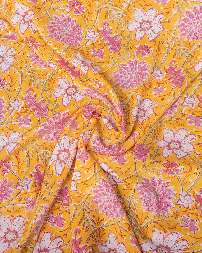 【5個セット】〔1m単位切り売り〕ジャイプル　職人手作り木版染め　色彩美しいボタニカルデザイン〔幅約110cm〕〔イエロー系　更紗柄〕　おしゃれ　生地　テーブルクロス　手芸素材などへ 5 - インドならではの布ですね。