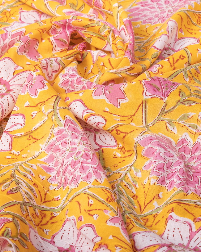 【5個セット】〔1m単位切り売り〕ジャイプル　職人手作り木版染め　色彩美しいボタニカルデザイン〔幅約110cm〕〔イエロー系　更紗柄〕　おしゃれ　生地　テーブルクロス　手芸素材などへ 6 - 生地の拡大写真です