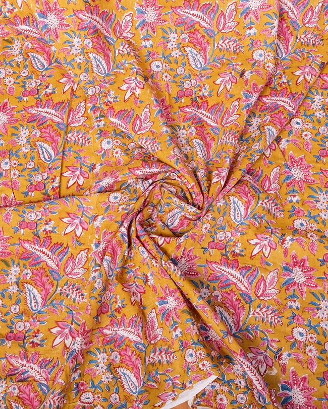 【5個セット】〔1m単位切り売り〕ジャイプル　職人手作り木版染め　色彩美しいボタニカルデザイン〔幅約111cm〕〔黄土×ピンク×青緑系　更紗柄〕　おしゃれ　生地　テーブルクロス　手芸素材などへ 5 - インドならではの布ですね。