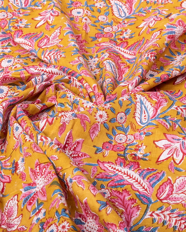 【5個セット】〔1m単位切り売り〕ジャイプル　職人手作り木版染め　色彩美しいボタニカルデザイン〔幅約111cm〕〔黄土×ピンク×青緑系　更紗柄〕　おしゃれ　生地　テーブルクロス　手芸素材などへ 6 - 生地の拡大写真です