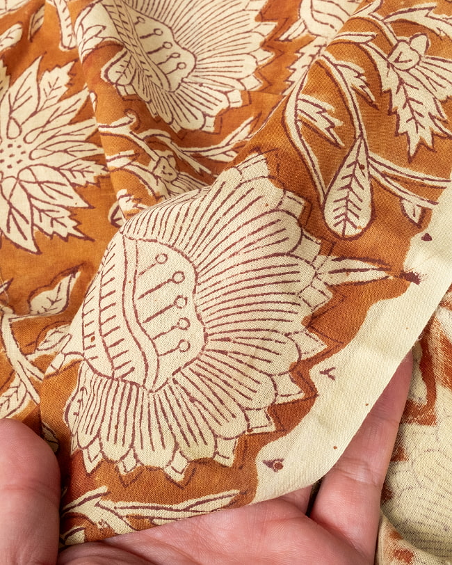 【5個セット】〔1m単位切り売り〕ジャイプル　職人手作り木版染め　色彩美しいボタニカルデザイン〔幅約110cm〕〔ブラウン系　更紗柄〕　おしゃれ　生地　テーブルクロス　手芸素材などへ 8 - このような生地感になります。ウッドブロックにしか出せない風合いです。