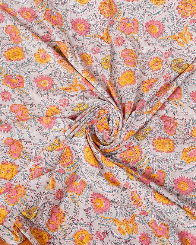 【5個セット】〔1m単位切り売り〕ジャイプル　職人手作り木版染め　色彩美しいボタニカルデザイン〔幅約112cm〕〔薄グリーン系　更紗柄〕　おしゃれ　生地　テーブルクロス　手芸素材などへ 5 - インドならではの布ですね。