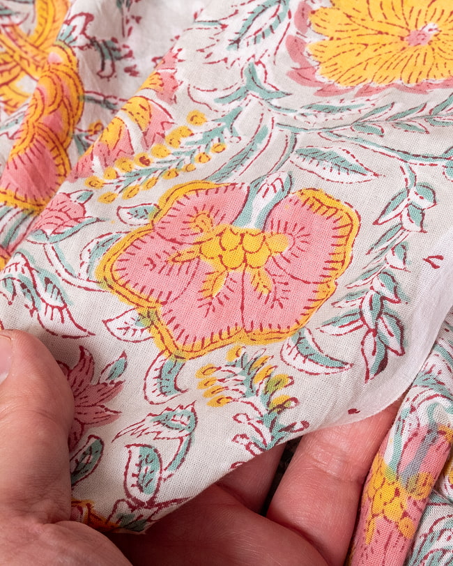 【5個セット】〔1m単位切り売り〕ジャイプル　職人手作り木版染め　色彩美しいボタニカルデザイン〔幅約112cm〕〔薄グリーン系　更紗柄〕　おしゃれ　生地　テーブルクロス　手芸素材などへ 8 - このような生地感になります。ウッドブロックにしか出せない風合いです。