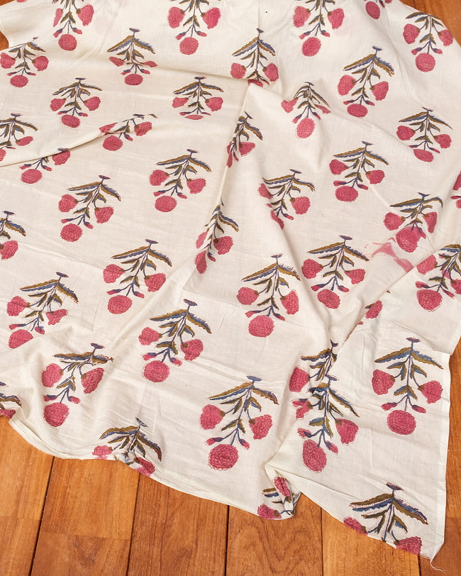 【5個セット】〔1m単位切り売り〕ジャイプル　職人手作り木版染め　色彩美しいボタニカルデザイン〔幅約111cm〕〔薄グリーン系　花柄〕　おしゃれ　生地　テーブルクロス　手芸素材などへ 7 - とても良い風合いです