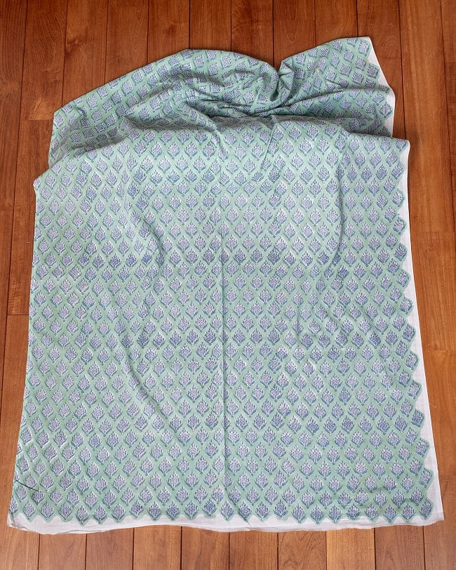 【5個セット】〔1m単位切り売り〕ジャイプル 職人手作り木版染め 色彩美しいボタニカルデザイン〔幅約106cm〕〔ミントグリーン系 小花柄〕 おしゃれ 生地 テーブルクロス 手芸素材などへ 3 - 生地を広げてみたところです。横幅もしっかりあります。注文個数に応じた長さにカットしてお送りいたします。