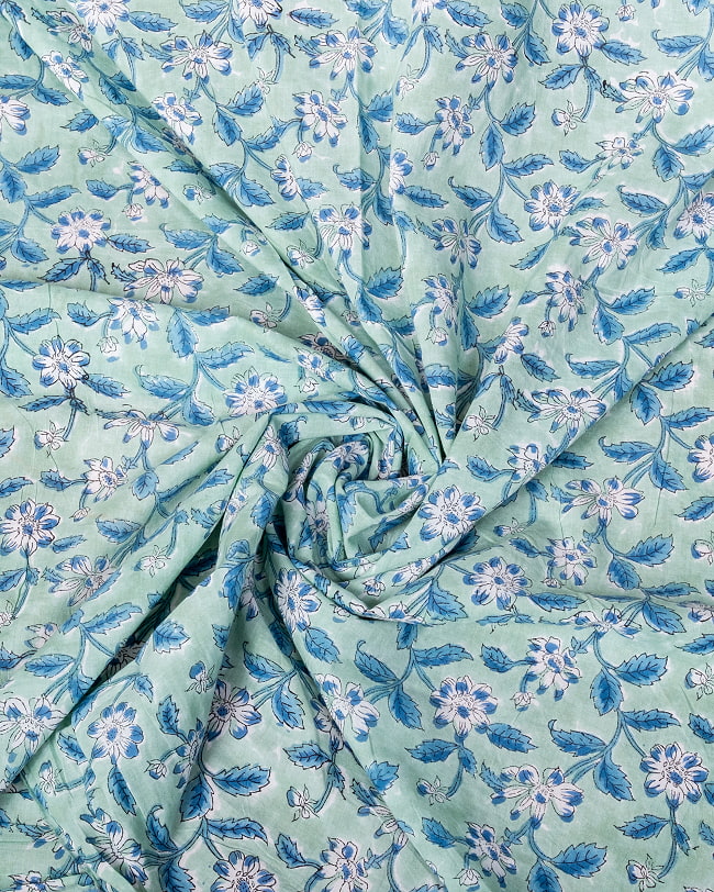 【5個セット】〔1m単位切り売り〕ジャイプル　職人手作り木版染め　色彩美しいボタニカルデザイン〔幅約106cm〕〔ミントグリーン系　更紗柄〕　おしゃれ　生地　テーブルクロス　手芸素材などへ 5 - インドならではの布ですね。