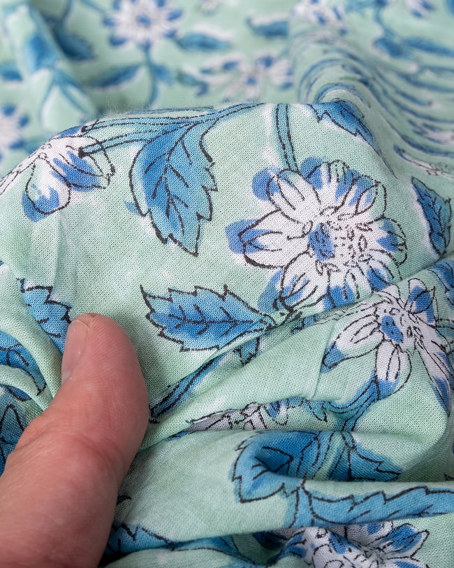 【5個セット】〔1m単位切り売り〕ジャイプル　職人手作り木版染め　色彩美しいボタニカルデザイン〔幅約106cm〕〔ミントグリーン系　更紗柄〕　おしゃれ　生地　テーブルクロス　手芸素材などへ 8 - このような生地感になります。ウッドブロックにしか出せない風合いです。