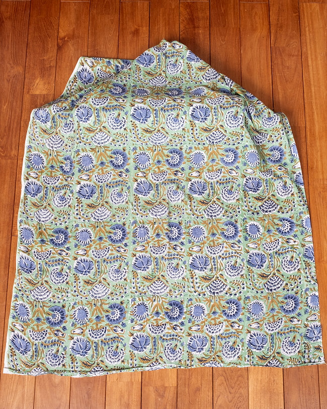 【5個セット】〔1m単位切り売り〕ジャイプル　職人手作り木版染め　色彩美しいボタニカルデザイン〔幅約108cm〕〔グリーン系　更紗柄〕　おしゃれ　生地　テーブルクロス　手芸素材などへ 3 - 生地を広げてみたところです。横幅もしっかりあります。注文個数に応じた長さにカットしてお送りいたします。