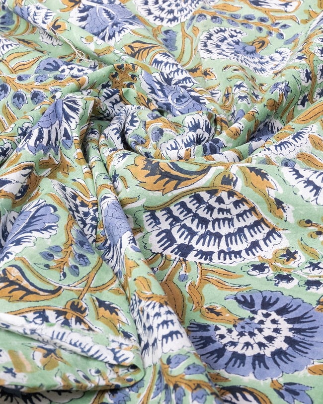 【5個セット】〔1m単位切り売り〕ジャイプル　職人手作り木版染め　色彩美しいボタニカルデザイン〔幅約108cm〕〔グリーン系　更紗柄〕　おしゃれ　生地　テーブルクロス　手芸素材などへ 6 - 生地の拡大写真です