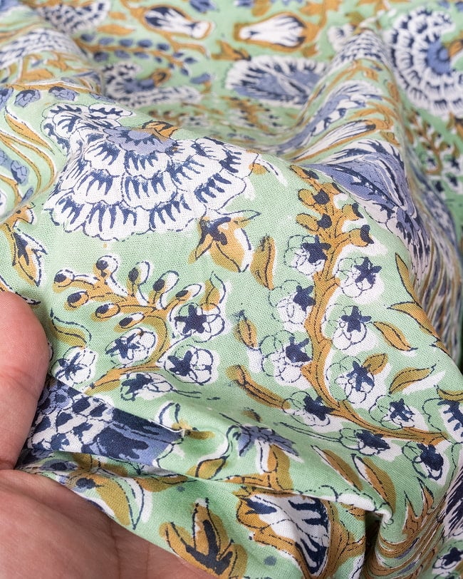 【5個セット】〔1m単位切り売り〕ジャイプル　職人手作り木版染め　色彩美しいボタニカルデザイン〔幅約108cm〕〔グリーン系　更紗柄〕　おしゃれ　生地　テーブルクロス　手芸素材などへ 8 - このような生地感になります。ウッドブロックにしか出せない風合いです。