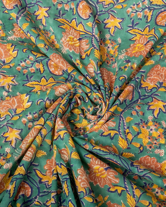 【5個セット】〔1m単位切り売り〕ジャイプル　職人手作り木版染め　色彩美しいボタニカルデザイン〔幅約108cm〕〔グリーン系　更紗柄〕　おしゃれ　生地　テーブルクロス　手芸素材などへ 5 - インドならではの布ですね。