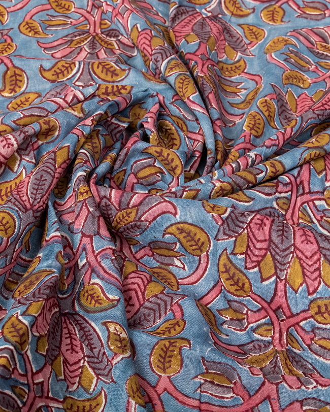 【5個セット】〔1m単位切り売り〕ジャイプル　職人手作り木版染め　色彩美しいボタニカルデザイン〔幅約110cm〕〔グレー系　更紗柄〕　おしゃれ　生地　テーブルクロス　手芸素材などへ 6 - 生地の拡大写真です