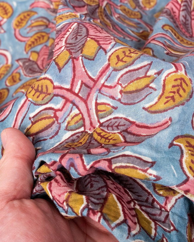 【5個セット】〔1m単位切り売り〕ジャイプル　職人手作り木版染め　色彩美しいボタニカルデザイン〔幅約110cm〕〔グレー系　更紗柄〕　おしゃれ　生地　テーブルクロス　手芸素材などへ 8 - このような生地感になります。ウッドブロックにしか出せない風合いです。