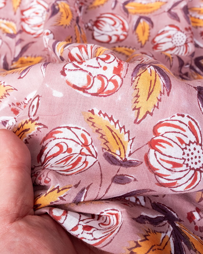 【5個セット】〔1m単位切り売り〕ジャイプル　職人手作り木版染め　色彩美しいボタニカルデザイン〔幅約109cm〕〔あずき×ブラウン系　更紗柄〕　おしゃれ　生地　テーブルクロス　手芸素材などへ 8 - このような生地感になります。ウッドブロックにしか出せない風合いです。