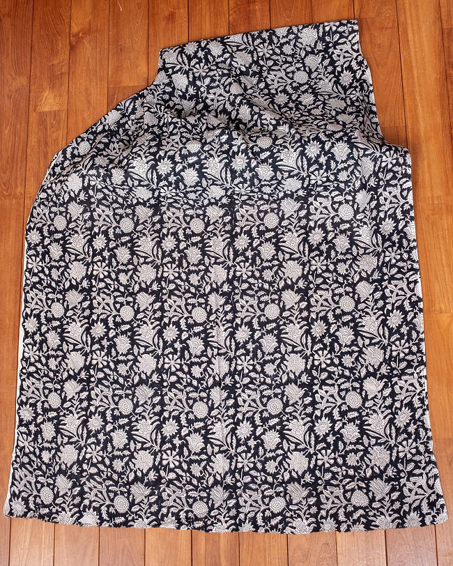 【5個セット】〔1m単位切り売り〕ジャイプル　職人手作り木版染め　色彩美しいボタニカルデザイン〔幅約109cm〕〔ブラック系　更紗柄〕　おしゃれ　生地　テーブルクロス　手芸素材などへ 3 - 生地を広げてみたところです。横幅もしっかりあります。注文個数に応じた長さにカットしてお送りいたします。