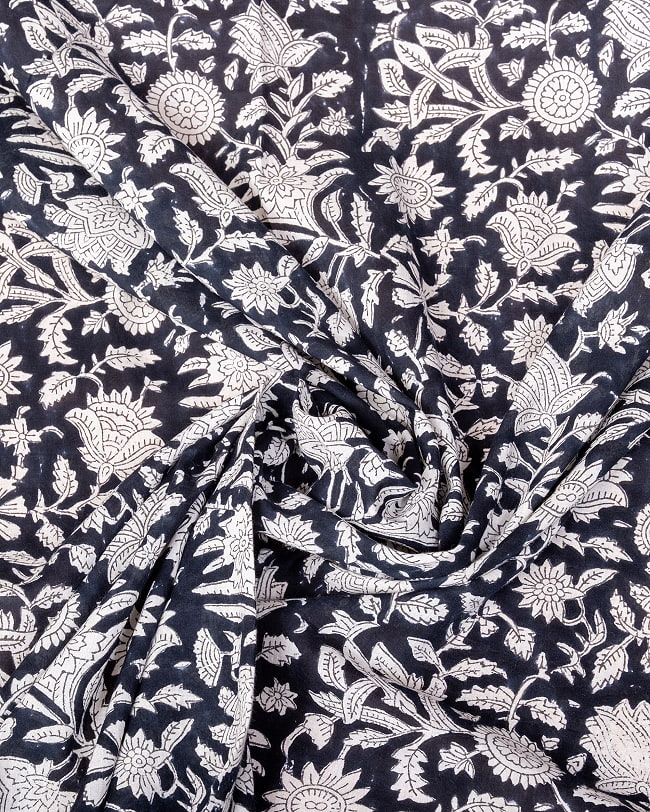 【5個セット】〔1m単位切り売り〕ジャイプル　職人手作り木版染め　色彩美しいボタニカルデザイン〔幅約109cm〕〔ブラック系　更紗柄〕　おしゃれ　生地　テーブルクロス　手芸素材などへ 5 - インドならではの布ですね。