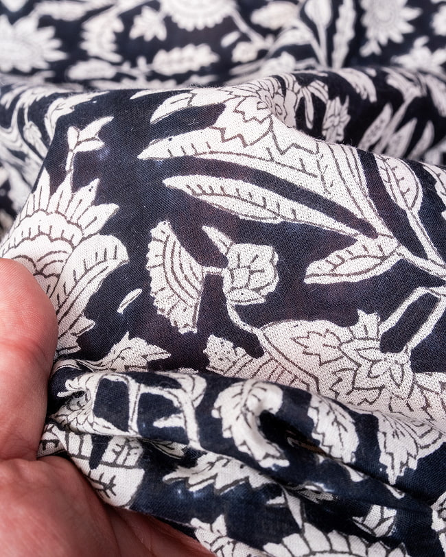 【5個セット】〔1m単位切り売り〕ジャイプル　職人手作り木版染め　色彩美しいボタニカルデザイン〔幅約109cm〕〔ブラック系　更紗柄〕　おしゃれ　生地　テーブルクロス　手芸素材などへ 8 - このような生地感になります。ウッドブロックにしか出せない風合いです。