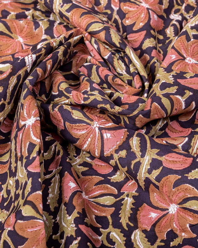 【5個セット】〔1m単位切り売り〕ジャイプル　職人手作り木版染め　色彩美しいボタニカルデザイン〔幅約110cm〕〔ブラック系　更紗柄〕　おしゃれ　生地　テーブルクロス　手芸素材などへ 6 - 生地の拡大写真です