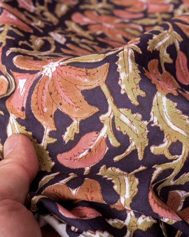 【5個セット】〔1m単位切り売り〕ジャイプル　職人手作り木版染め　色彩美しいボタニカルデザイン〔幅約110cm〕〔ブラック系　更紗柄〕　おしゃれ　生地　テーブルクロス　手芸素材などへ 8 - このような生地感になります。ウッドブロックにしか出せない風合いです。