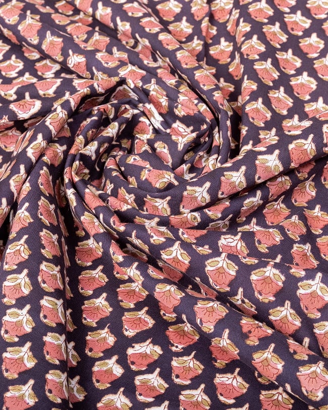 【5個セット】〔1m単位切り売り〕ジャイプル　職人手作り木版染め　色彩美しいボタニカルデザイン〔幅約108cm〕〔ブラック系　小花柄〕　おしゃれ　生地　テーブルクロス　手芸素材などへ 6 - 生地の拡大写真です