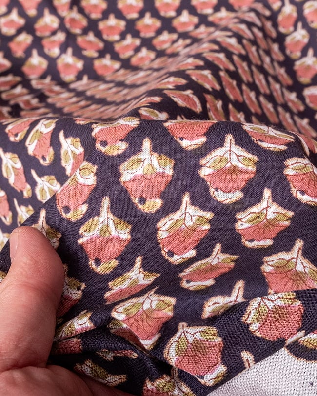 【5個セット】〔1m単位切り売り〕ジャイプル　職人手作り木版染め　色彩美しいボタニカルデザイン〔幅約108cm〕〔ブラック系　小花柄〕　おしゃれ　生地　テーブルクロス　手芸素材などへ 8 - このような生地感になります。ウッドブロックにしか出せない風合いです。