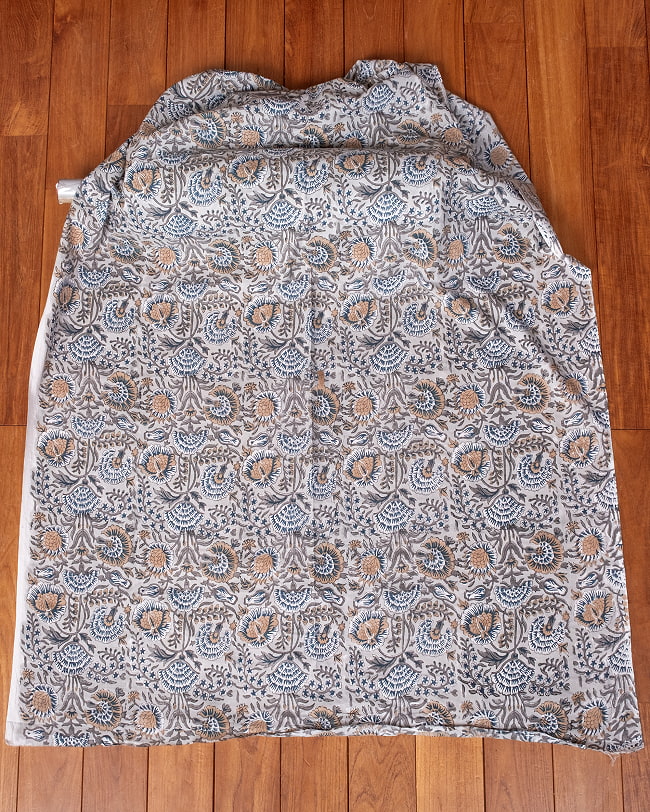 【5個セット】〔1m単位切り売り〕ジャイプル　職人手作り木版染め　色彩美しいボタニカルデザイン〔幅約113cm〕〔薄グレー系　更紗柄〕　おしゃれ　生地　テーブルクロス　手芸素材などへ 3 - 生地を広げてみたところです。横幅もしっかりあります。注文個数に応じた長さにカットしてお送りいたします。