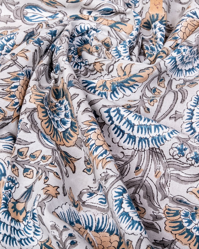 【5個セット】〔1m単位切り売り〕ジャイプル　職人手作り木版染め　色彩美しいボタニカルデザイン〔幅約113cm〕〔薄グレー系　更紗柄〕　おしゃれ　生地　テーブルクロス　手芸素材などへ 6 - 生地の拡大写真です