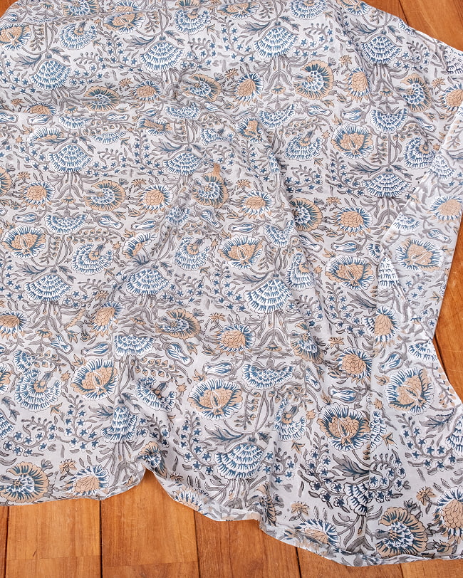 【5個セット】〔1m単位切り売り〕ジャイプル　職人手作り木版染め　色彩美しいボタニカルデザイン〔幅約113cm〕〔薄グレー系　更紗柄〕　おしゃれ　生地　テーブルクロス　手芸素材などへ 7 - とても良い風合いです