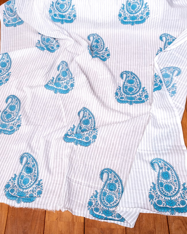 【5個セット】〔1m単位切り売り〕ジャイプル　職人手作り木版染め　色彩美しいボタニカルデザイン〔幅約109cm〕〔白×グレー×青系　ストライプペイズリー〕　おしゃれ　生地　テーブルクロス　手芸素材など 7 - とても良い風合いです