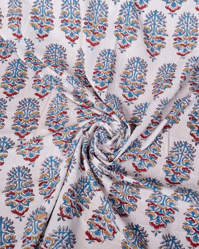 【5個セット】〔1m単位切り売り〕ジャイプル　職人手作り木版染め　色彩美しいボタニカルデザイン〔幅約109cm〕〔白×青×赤×橙系　更紗柄〕　おしゃれ　生地　テーブルクロス　手芸素材などへ 5 - インドならではの布ですね。