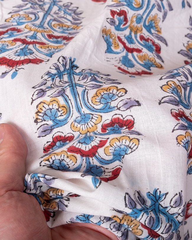 【5個セット】〔1m単位切り売り〕ジャイプル　職人手作り木版染め　色彩美しいボタニカルデザイン〔幅約109cm〕〔白×青×赤×橙系　更紗柄〕　おしゃれ　生地　テーブルクロス　手芸素材などへ 8 - このような生地感になります。ウッドブロックにしか出せない風合いです。