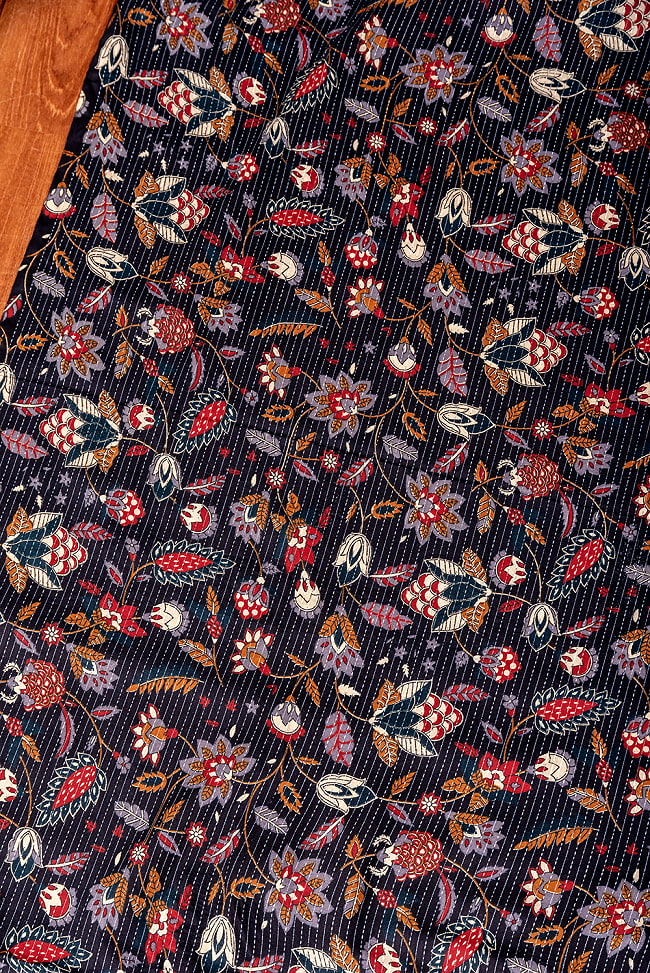 【3個セット】〔1m切単位り売り〕カンタ刺繍がかわいい ボタニカルデザインの布 ブラック系〔幅約108cm〕 4 - とても良い雰囲気