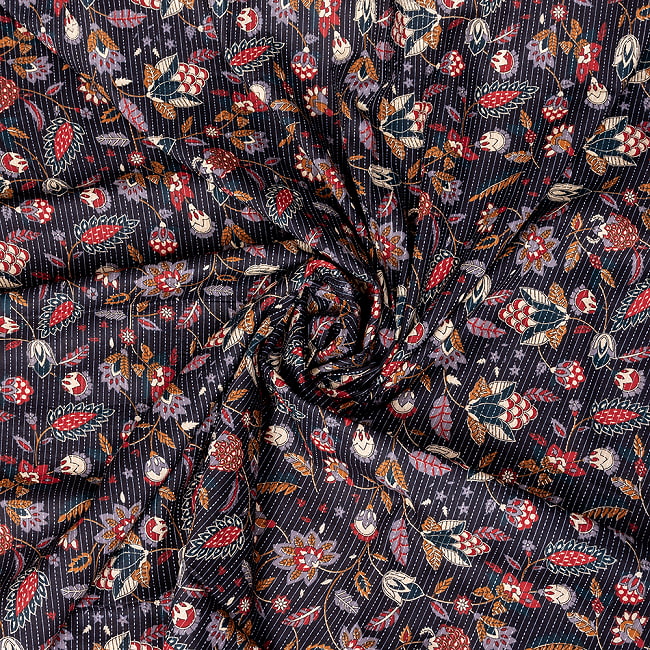 【3個セット】〔1m切単位り売り〕カンタ刺繍がかわいい ボタニカルデザインの布 ブラック系〔幅約108cm〕 5 - 拡大写真です