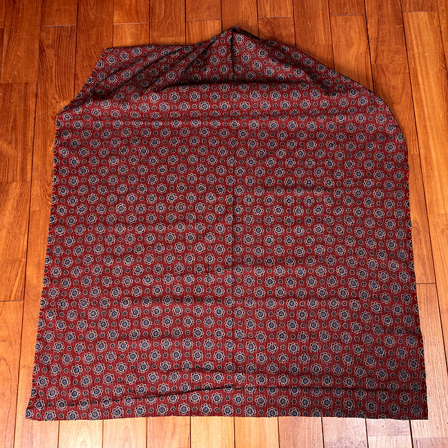 【3個セット】〔1m切単位り売り〕カンタ刺繍がかわいい　ボタニカルデザインの布　えんじ系〔幅約110cm〕 3 - 1m単位で、ご注文個数に応じた長さでお送りいたします。横幅100cm以上ある大きな布なので、たっぷり使えます。