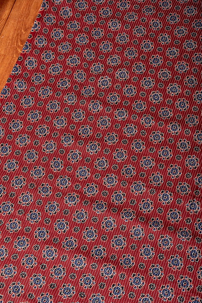 【3個セット】〔1m切単位り売り〕カンタ刺繍がかわいい　ボタニカルデザインの布　えんじ系〔幅約110cm〕 4 - とても良い雰囲気