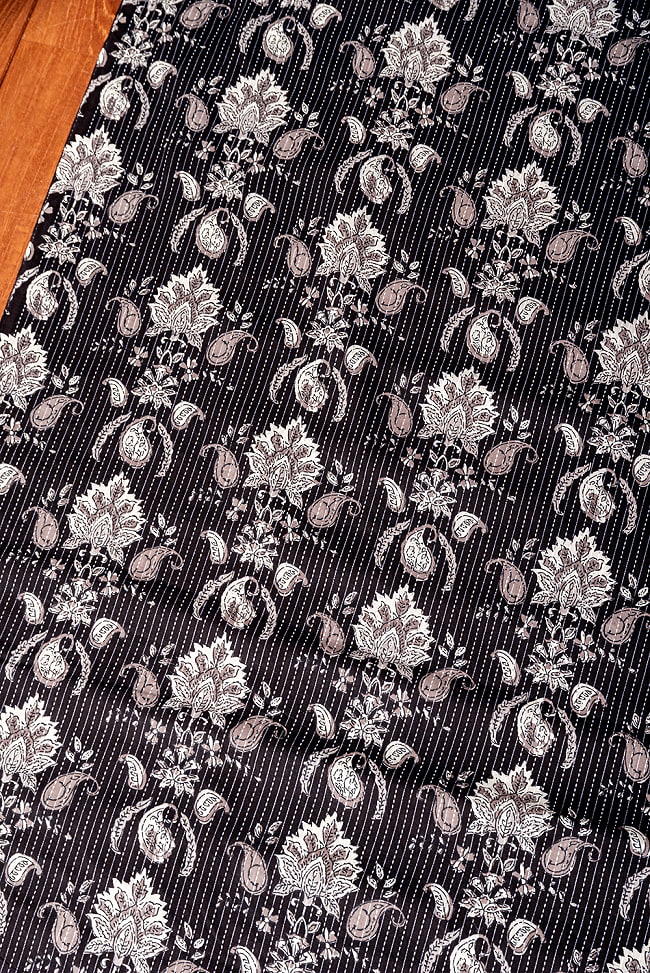 【3個セット】〔1m切単位り売り〕カンタ刺繍がかわいい ボタニカルデザインの布 ブラック系〔幅約111cm〕 4 - とても良い雰囲気