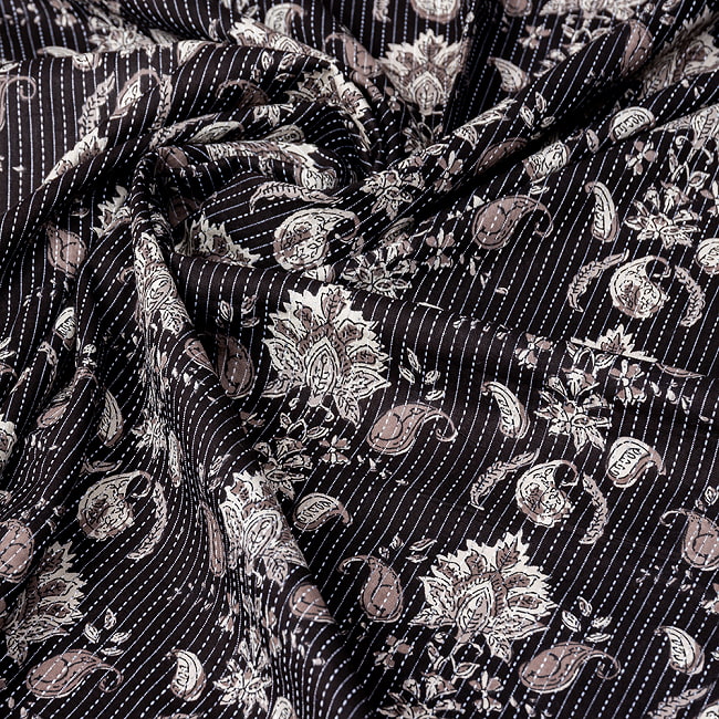 【3個セット】〔1m切単位り売り〕カンタ刺繍がかわいい ボタニカルデザインの布 ブラック系〔幅約111cm〕 6 - インドならではの風合い