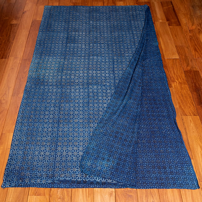 【3個セット】〔約3.8m 長尺布】伝統息づくインドから 昔ながらの木版藍染めアジュラックデザインの伝統模様布〔横幅:約111cm〕 4 - お得な長尺布です。横幅もしっかりある上、長さが長いのでさまざまな用途にご使用いただけます。