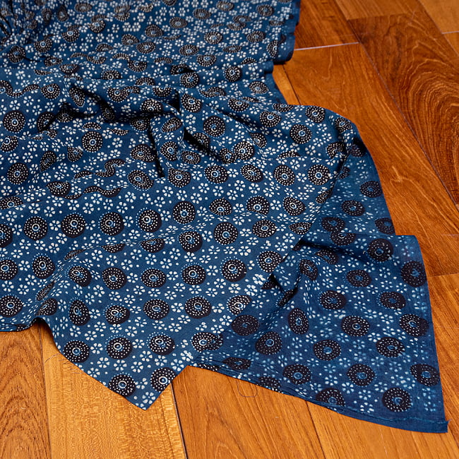 【3個セット】〔約3.8m 長尺布】伝統息づくインドから 昔ながらの木版藍染めアジュラックデザインの伝統模様布〔横幅:約113cm〕 6 - 拡大写真です。雰囲気ある、このムラはハンドメイドにしか出せません。