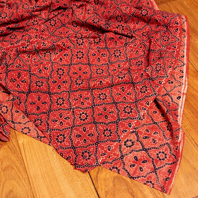 【5個セット】〔約3.8m 長尺布】伝統息づくインドから 昔ながらの木版染めアジュラックデザインの伝統模様布〔横幅:約110cm〕 6 - 拡大写真です。雰囲気ある、このムラはハンドメイドにしか出せません。