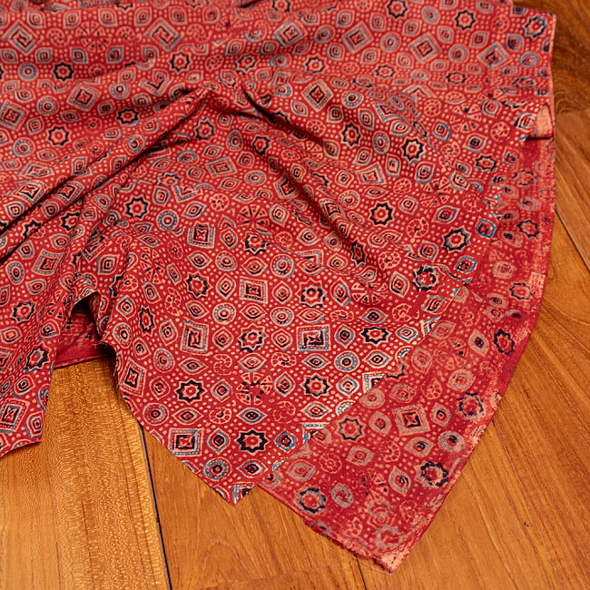 【5個セット】〔約3.8m 長尺布】伝統息づくインドから 昔ながらの木版染めアジュラックデザインの伝統模様布〔横幅:約110cm〕 6 - 拡大写真です。雰囲気ある、このムラはハンドメイドにしか出せません。