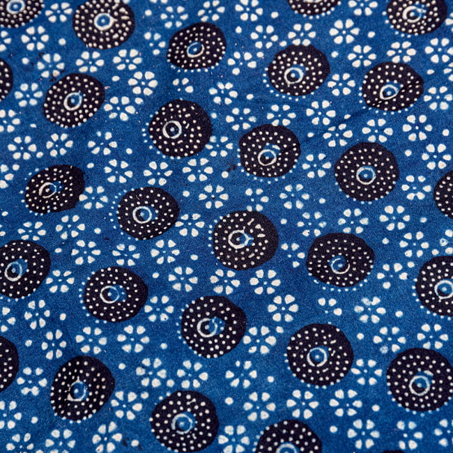 【5個セット】〔約3.8m 長尺布】伝統息づくインドから 昔ながらの木版藍染めアジュラックデザインの伝統模様布〔横幅:約113cm〕 2 - 木版で丁寧にプリント。インドらしい味わいのある布地です。