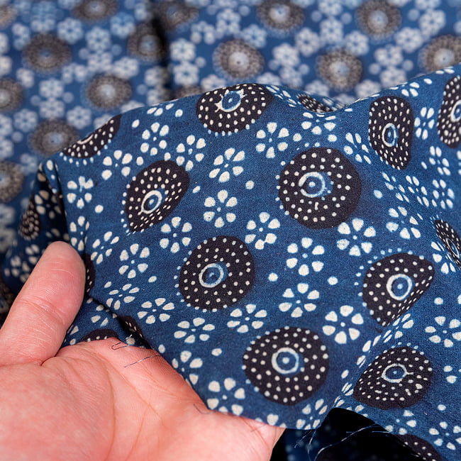 【5個セット】〔約3.8m 長尺布】伝統息づくインドから 昔ながらの木版藍染めアジュラックデザインの伝統模様布〔横幅:約113cm〕 7 - 生地の拡大写真です